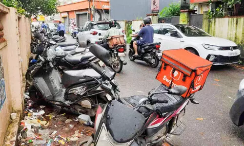 വി.പി. മരക്കാർ റോഡിൽ അനധികൃത പാർക്കിങ്;  പൊറുതിമുട്ടി നാട്ടുകാർ