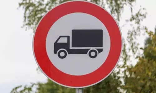 പ്ര​ധാ​ന റോ​ഡു​ക​ളി​ൽ ട്ര​ക്കു​ക​ൾ​ക്ക് നി​യ​ന്ത്ര​ണം