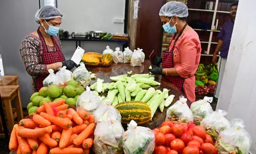 ഓണസദ്യക്ക്​ സമയലാഭം; അരിഞ്ഞ്​ റെഡിയാക്കിയ​ പച്ചക്കറിക്കിറ്റുകളുമായി പാമ്പാടി സഹ. ബാങ്ക്
