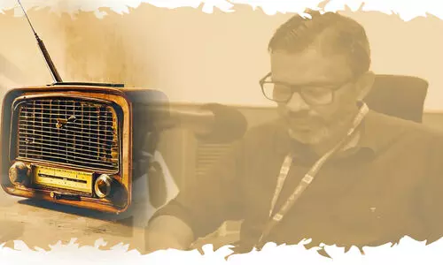 ആ​​കാ​​ശ​​വാ​​ണി...  വാ​​ർ​​ത്ത​​ക​​ൾ വാ​​യി​​ക്കു​​ന്ന​​ത്​  ഹ​​ക്കീം കൂ​​ട്ടാ​​യി