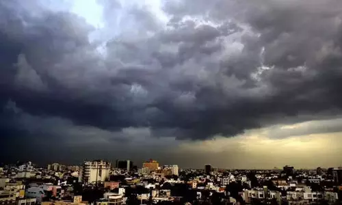 ചെ​ന്നൈ​യി​ൽ മേ​ഘ​വി​സ്ഫോ​ട​നം: താ​ഴ്ന്ന പ്ര​ദേ​ശ​ങ്ങ​ൾ വെ​ള്ള​ത്തി​ൽ