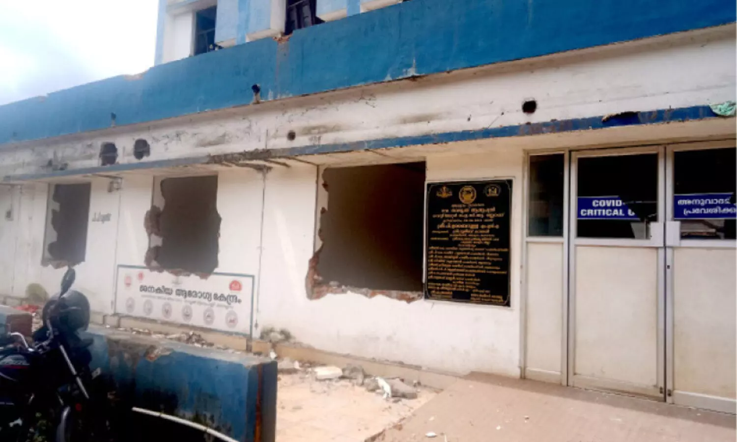 താ​ലൂ​ക്ക് ആ​ശു​പ​ത്രി അ​ൺ​ഫി​റ്റ് കെ​ട്ടി​ടം പൊ​ളി​ച്ചു​മാ​റ്റ​ൽ വേ​ഗ​ത്തി​ൽ