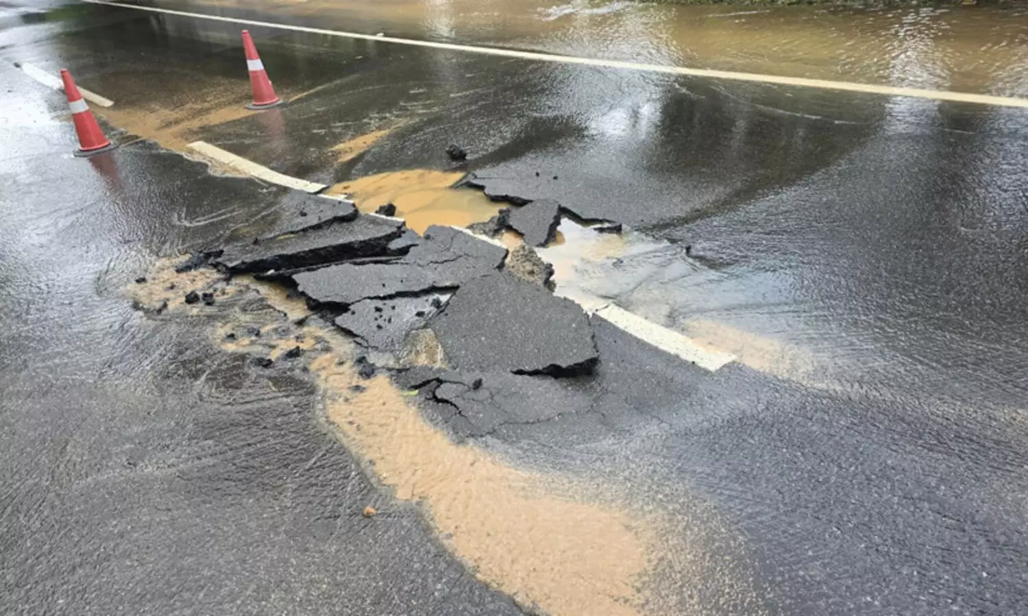 കേബിൾ കുഴിയെടുക്കവെ കുടിവെള്ള പൈപ്പ് പൊട്ടി റാന്നിയിൽ സംസ്ഥാന പാതയുടെ മധ്യഭാഗം പൊട്ടിത്തകർന്നു; വാഹന ഗതാഗതം തടസ്സപ്പെട്ടു