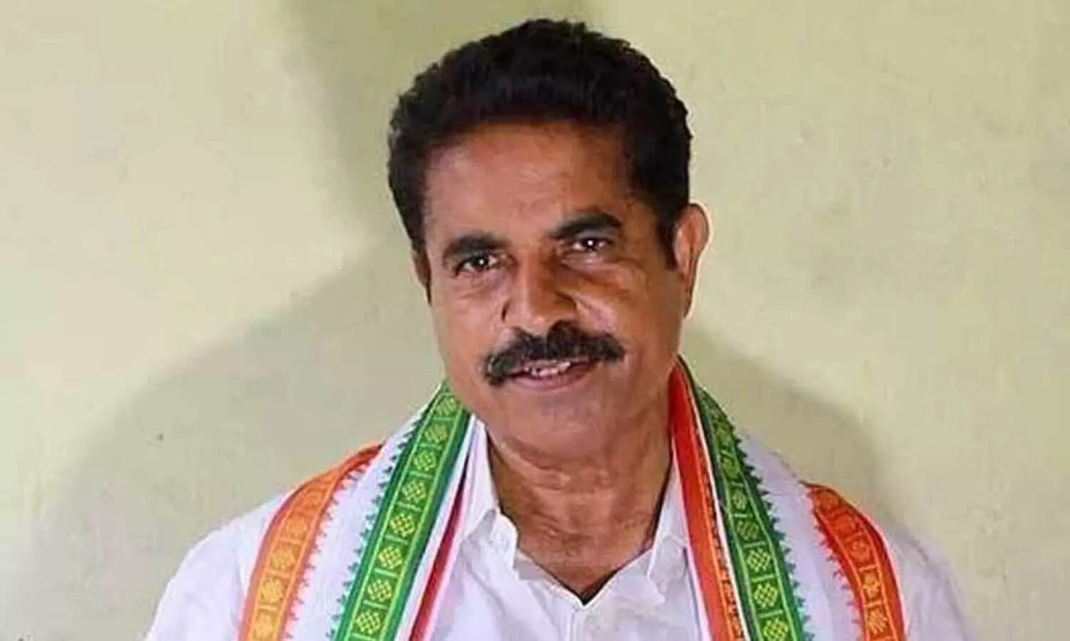 പാ​ർ​ട്ടി രാ​ഹു​ലി​ന് ഒ​പ്പം ത​ന്നെ എ​ന്ന​തി​ൽ സം​ശ​യ​മി​ല്ല, മാറ്റി നിര്‍ത്തിയത്​ തൽക്കാല​ത്തേക്ക്​; അടൂർ പ്രകാശ്