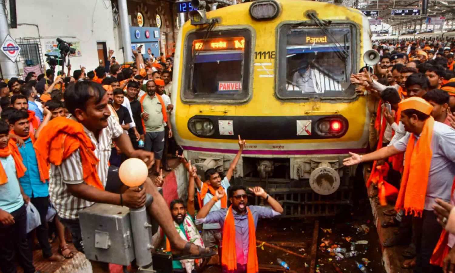 മറാത്ത സംവരണ സമരം മുംബൈയെ നിശ്ചലമാക്കി;  24 മണിക്കൂറിനകം പിന്മാറണമെന്ന് ജാരൻഗിയോട് ഹൈകോടതി