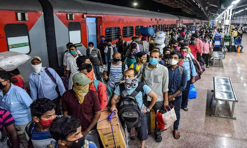 നാട്ടിലെത്താൻ തിരക്കോട് തിരക്ക്; ദീർഘദൂര യാത്രക്കാരെ കാണാതെ റെയിൽവേ നാട്ടിലെത്താൻ തിരക്കോട് തിരക്ക്; ദീർഘദൂര യാത്രക്കാരെ കാണാതെ റെയിൽവേ