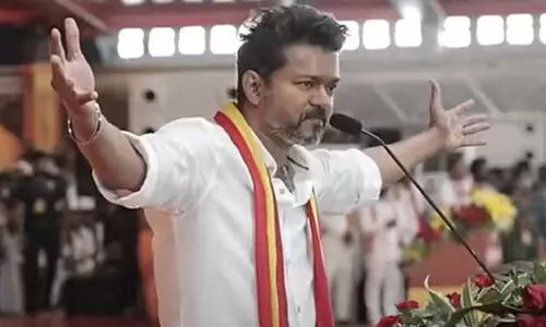 തമിഴകത്ത് തരംഗമാകാൻ മിന്നിത്തിളങ്ങുന്ന ഹൈടെക് വാഹനത്തിൽ വിജയ് നയിക്കുന്ന സംസ്ഥാന യാത്ര