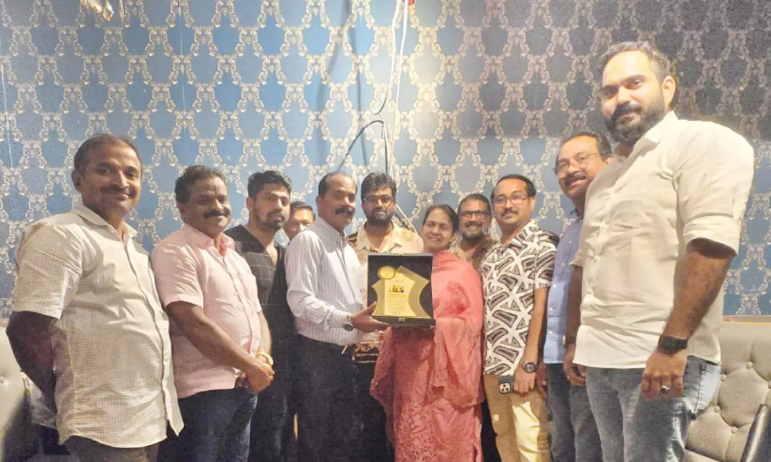 ഹ​ബീ​ബ് അ​മ്പാ​ട​നും ഖ​ദീ​ജ ടീ​ച്ച​ർ​ക്കും സീ​ഫ് യാ​ത്ര​യ​യ​പ്പ് ന​ൽ​കി