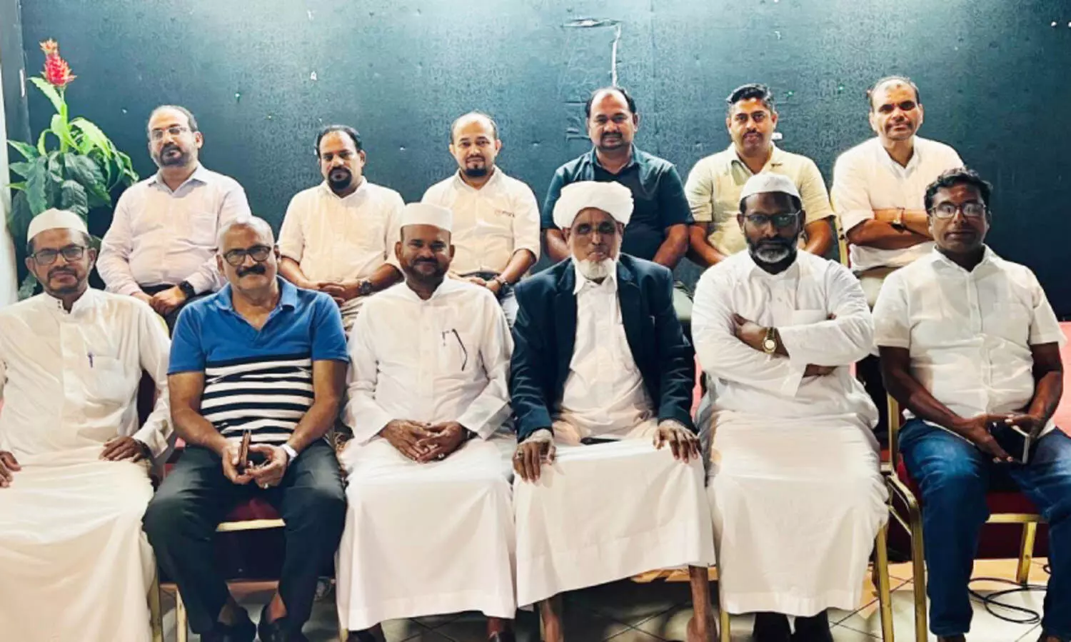 കു​ട്ടി ഹ​സ​ൻ ദാ​രി​മി​ക്ക് യ​മാ​നി​യ്യ കോ​ള​ജ് ജി​ദ്ദ ചാ​പ്റ്റ​ർ സ്വീ​ക​ര​ണം ന​ൽ​കി