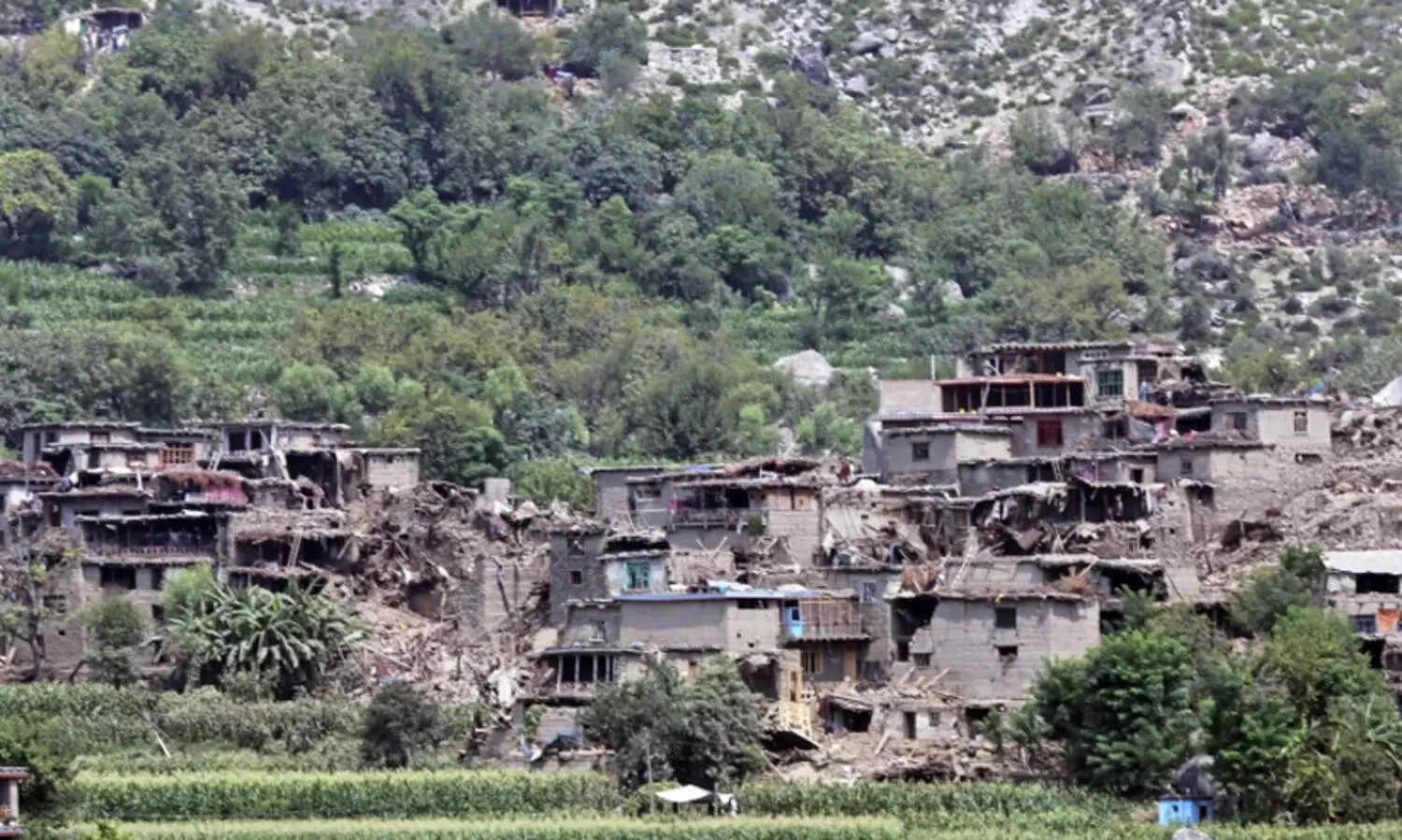 പൊടിയാൽ മൂടപ്പെട്ട് വിറങ്ങലിച്ച് നിശ്ശബ്ദരായി അഫ്ഗാൻ ഗ്രാമവാസികൾ