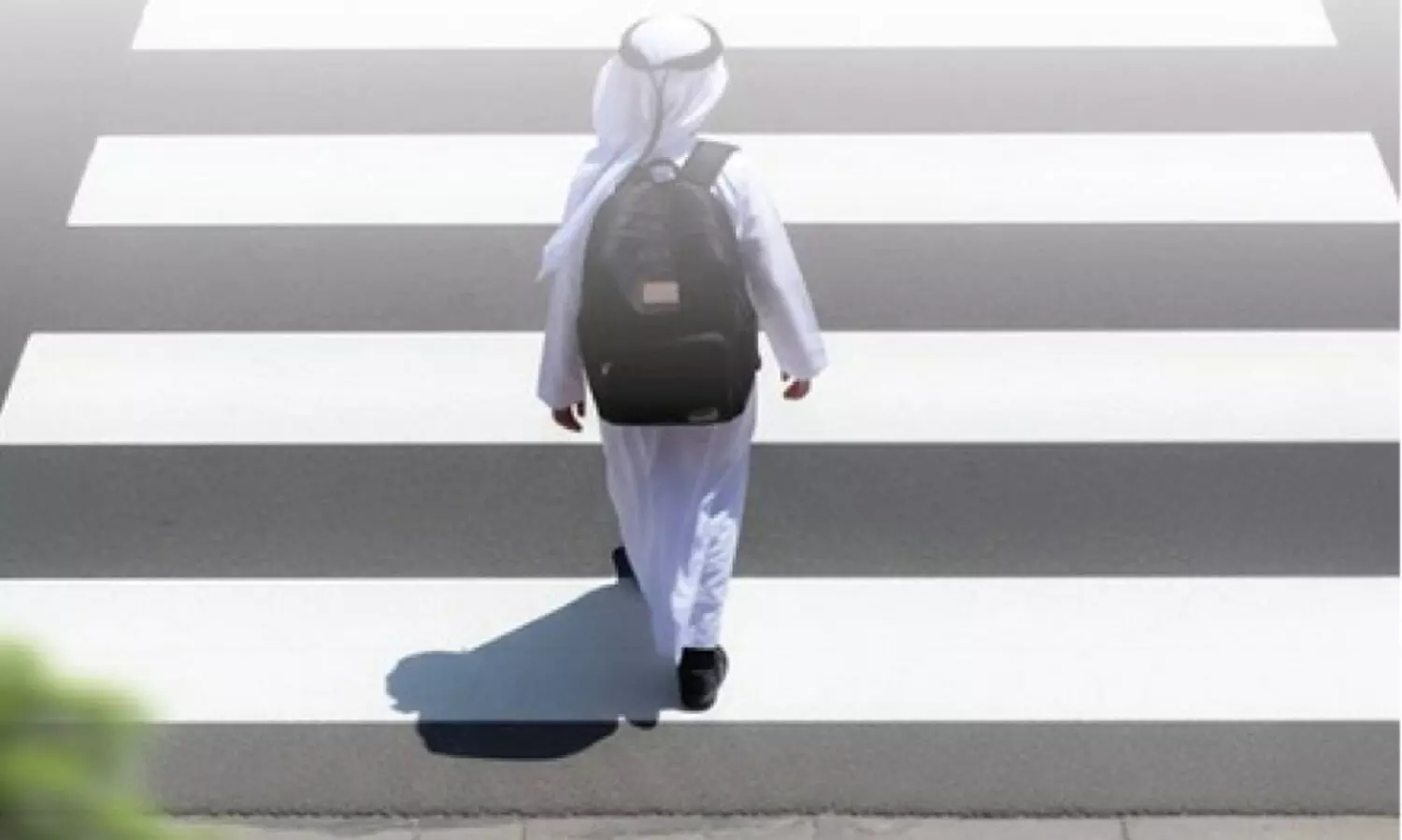 റോ​ഡ് സു​ര​ക്ഷ; സീബ്ര ലൈനി​ലൂ​ടെ റോ​ഡ് മു​റി​ച്ചു​ക​ട​ക്കാ​ൻ കു​ട്ടി​ക​ളെ പ​ഠി​പ്പി​ക്ക​ണം