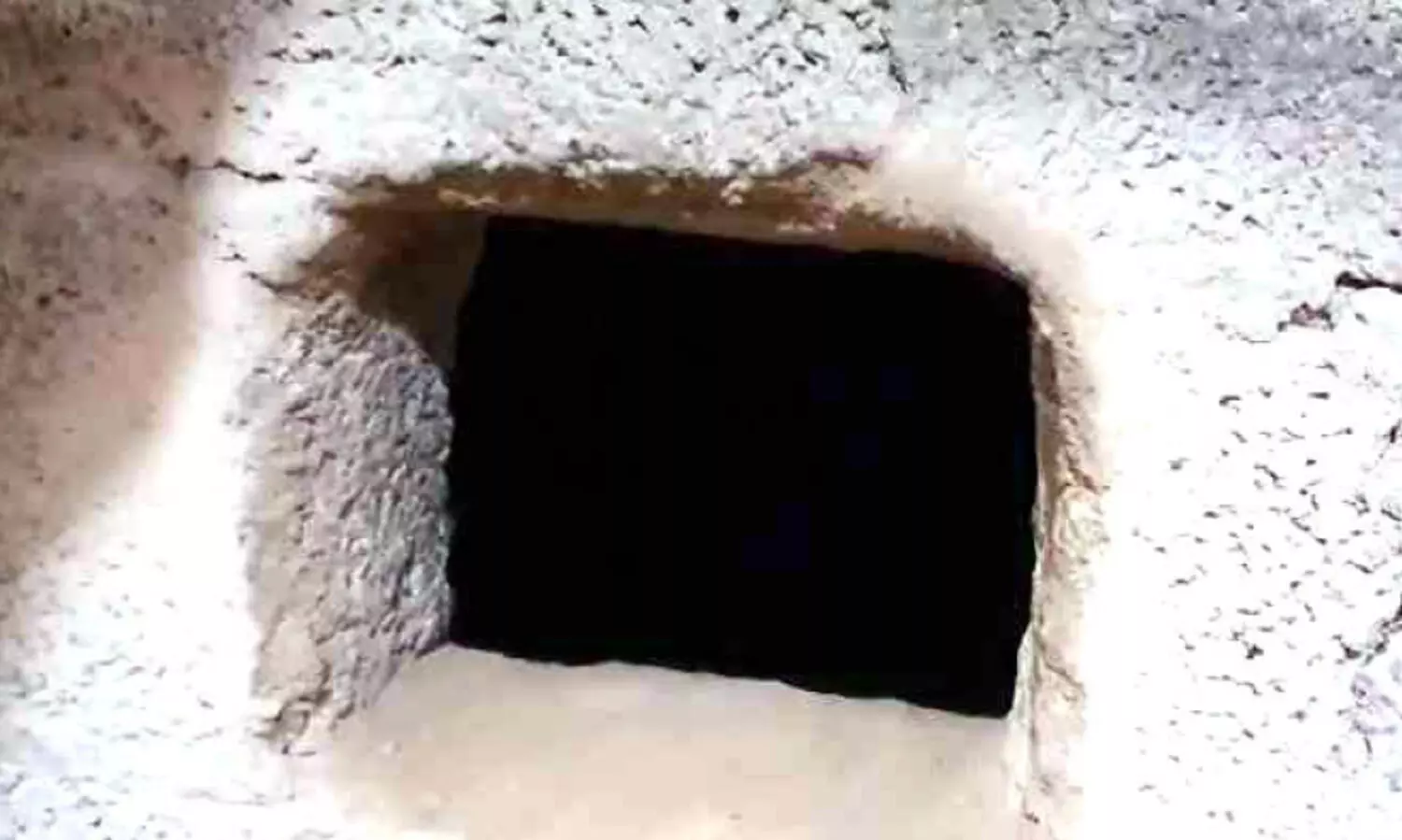 രഹസ്യ അറയില്‍ സൂക്ഷിച്ചിരുന്ന 101കുപ്പി മദ്യം പിടികൂടി