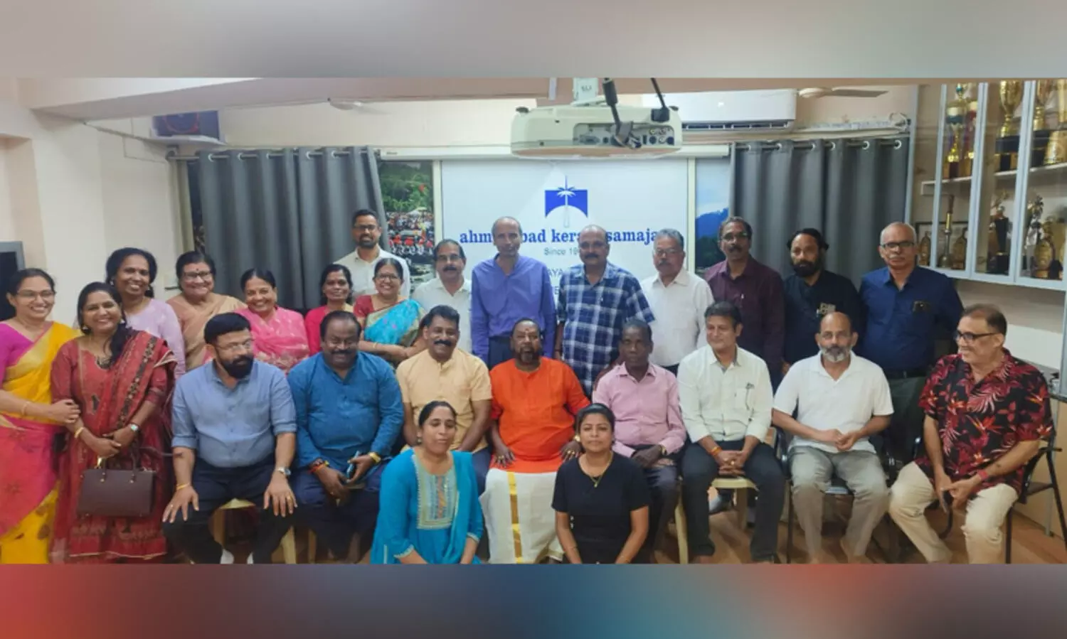 വിദ്യാധരൻ മാസ്റ്ററെ ആദരിച്ച് അഹമ്മദാബാദ് കേരള സമാജം