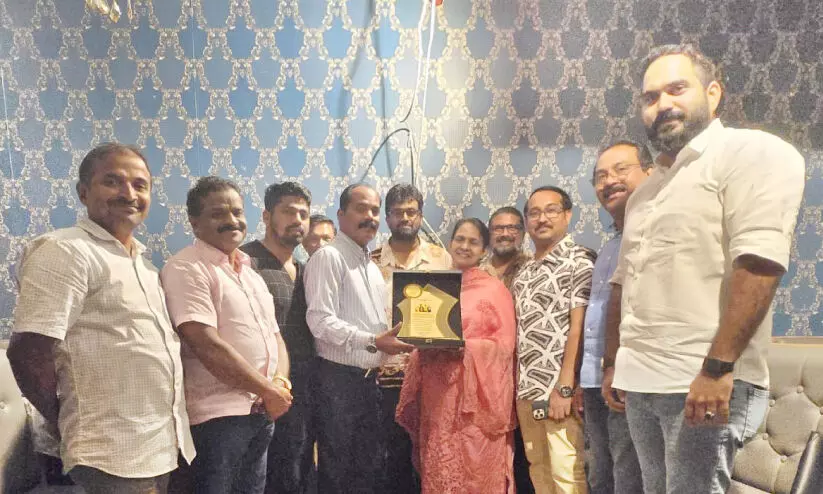 ഹ​ബീ​ബ് അ​മ്പാ​ട​നും ഖ​ദീ​ജ ടീ​ച്ച​ർ​ക്കും സീ​ഫ് യാ​ത്ര​യ​യ​പ്പ് ന​ൽ​കി