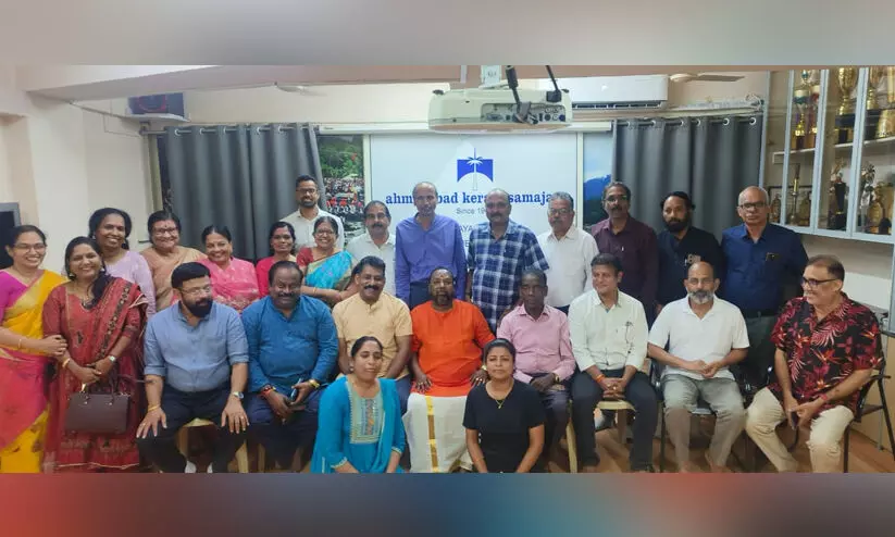 വിദ്യാധരൻ മാസ്റ്ററെ ആദരിച്ച് അഹമ്മദാബാദ് കേരള സമാജം വിദ്യാധരൻ മാസ്റ്ററെ ആദരിച്ച് അഹമ്മദാബാദ് കേരള സമാജം