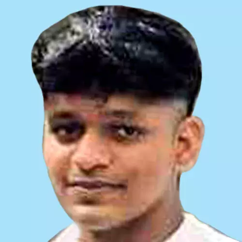 ടി​പ്പ​റി​ന​ടി​യി​ലേ​ക്ക് തെ​റി​ച്ചു​വീ​ണ് ബൈ​ക്ക് യാ​ത്രി​ക​നാ​യ വി​ദ‍്യാ​ർ​ഥി മ​രി​ച്ചു