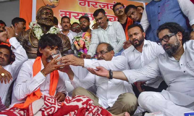 മറാത്തകൾക്ക് സംവരണമായി; മനോജ് ജാരൻഗി സമരം അവസാനിപ്പിച്ചു മറാത്തകൾക്ക് സംവരണമായി; മനോജ് ജാരൻഗി സമരം അവസാനിപ്പിച്ചു