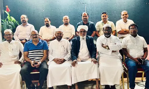 കു​ട്ടി ഹ​സ​ൻ ദാ​രി​മി​ക്ക് യ​മാ​നി​യ്യ കോ​ള​ജ് ജി​ദ്ദ ചാ​പ്റ്റ​ർ സ്വീ​ക​ര​ണം ന​ൽ​കി