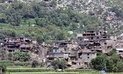 പൊടിയാൽ മൂടപ്പെട്ട് വിറങ്ങലിച്ച് നിശ്ശബ്ദരായി അഫ്ഗാൻ ഗ്രാമവാസികൾ