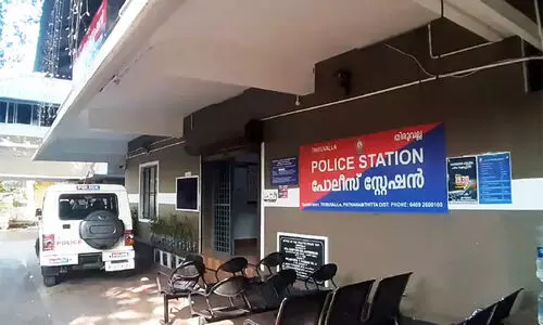 വാഹനമിടിച്ച് പരിക്കേറ്റയാളെ പ്രതിയാക്കി പൊലീസ് കേസ്; ഇടിച്ച വാഹനം എ.ഐ.ജിയുടേത് വാഹനമിടിച്ച് പരിക്കേറ്റയാളെ പ്രതിയാക്കി പൊലീസ് കേസ്; ഇടിച്ച വാഹനം എ.ഐ.ജിയുടേത്