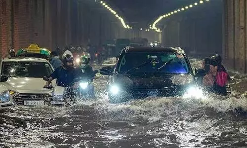 യമുനയിൽ ജലനിരപ്പ് അപകട നിലയിലെത്തി; വീടുകളിൽ ജലം ഇരച്ച് കയറുന്നു, റോഡുകളിൽ മണിക്കൂറുകൾ നീണ്ട ഗതാഗത കുരുക്ക്