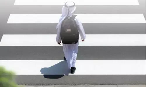 റോ​ഡ് സു​ര​ക്ഷ; സീബ്ര ലൈനി​ലൂ​ടെ റോ​ഡ് മു​റി​ച്ചു​ക​ട​ക്കാ​ൻ കു​ട്ടി​ക​ളെ പ​ഠി​പ്പി​ക്ക​ണം