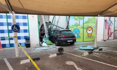 ബ്രേക്കിന്​ പകരം ചവിട്ടിയത്​ ആക്സിലേറ്റർ; നിയന്ത്രണംവിട്ട കാർ ഷോപ്പിലേക്ക്​ ഇടിച്ചുകയറി