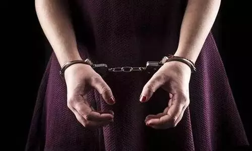 രണ്ടു കുട്ടികളുടെ അമ്മ 17കാരനുമായി നാടുവിട്ടു; യുവതി അറസ്റ്റിൽ; പോക്സോ കേസും