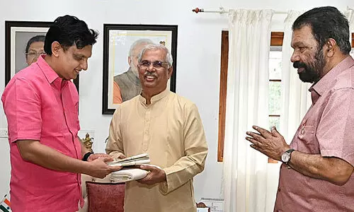 ഓണം ഘോഷയാത്ര ഫ്ലാഗ് ഓഫിന്​​ ഗവർണറെത്തും; മന്ത്രിമാർ രാ​ജ്​​ഭ​വ​നി​ലെ​ത്തി ക്ഷണിച്ചു