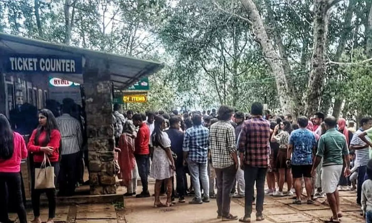 ഓണാവധി; സഞ്ചാരികളുടെ തിരക്കിൽ ഇടുക്കി