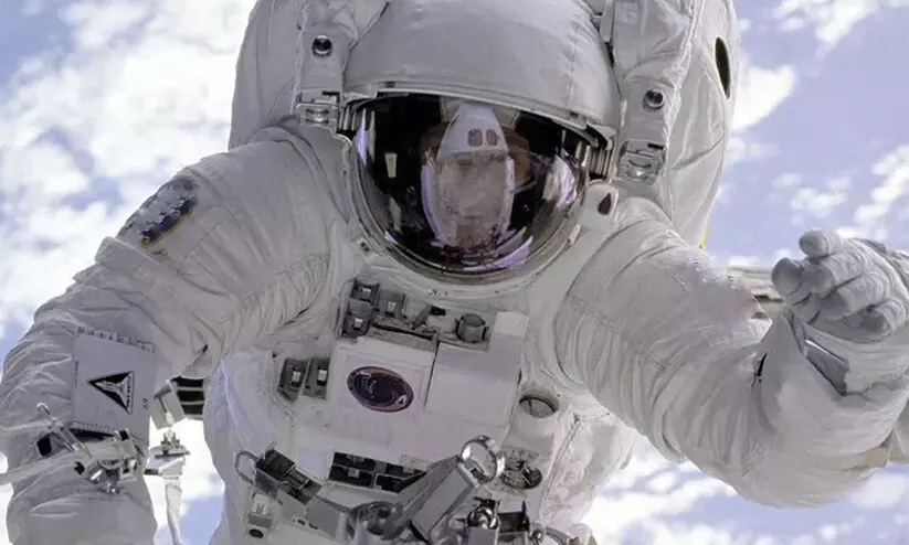 ബഹിരാകാശ വാഹനത്തിൽ ഓക്സിജൻ തീർന്നു, വാങ്ങാൻ പണം വേണം- ബഹിരാകാശ സഞ്ചാരി ചമഞ്ഞ്  വൃദ്ധയിൽ നിന്ന് തട്ടിയെടുത്തത് ലക്ഷങ്ങൾ