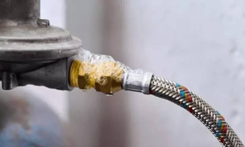 ഗ്യാ​സ് സി​ലി​ണ്ട​ർ ലീ​ക്കാ​യി, വീ​ട്ടു​കാ​ർ വീ​ടു​പൂ​ട്ടി പു​റ​ത്തേ​ക്കോ​ടി; ഒ​ഴി​വാ​യ​ത് വ​ൻ അ​പ​ക​ടം