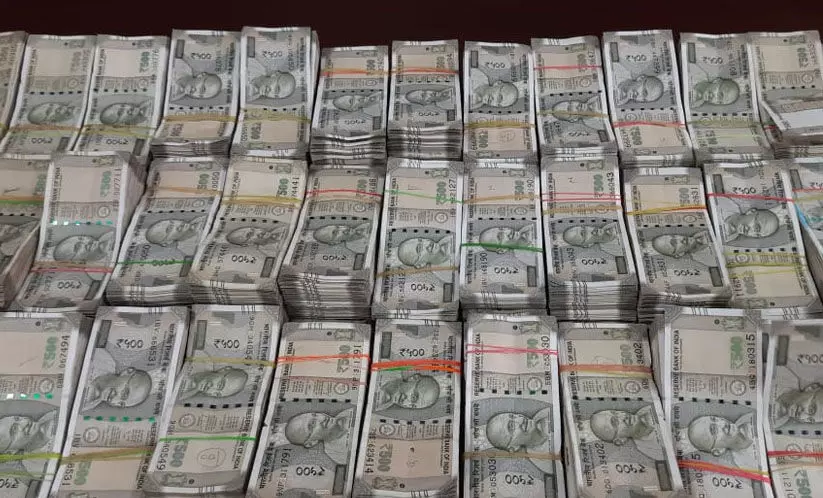 വേങ്ങരയിൽ വൻ കുഴൽപണ വേട്ട; ഒരു കോടിയുമായി കൊടുവള്ളി സ്വദേശി പിടിയിൽ