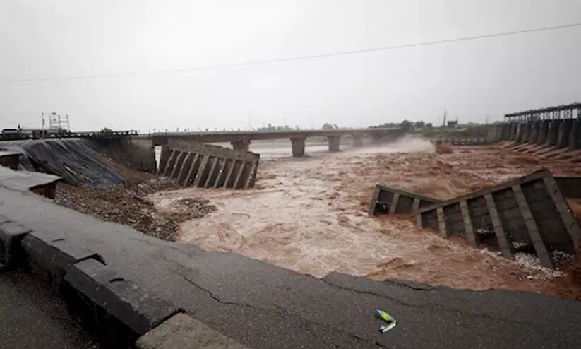 മണ്ണിടിച്ചിലും വെള്ളപ്പൊക്കവും ജമ്മു കശ്മീരിലെ പ്രധാന റോഡുകൾ അടച്ചു