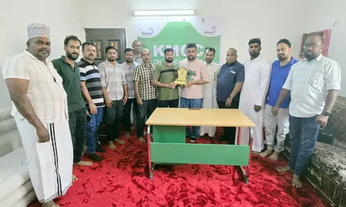 പ്ര​വാ​സം അ​വ​സാ​നി​പ്പി​ച്ച് മ​ട​ങ്ങു​ന്ന ഇ​ല്യാ​സ് കാ​ര​ക്കു​ന്നി​ന് യാ​ത്ര​യ​യ​പ്പ് ന​ൽ​കി