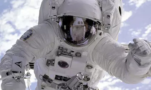 ബഹിരാകാശ വാഹനത്തിൽ ഓക്സിജൻ തീർന്നു, വാങ്ങാൻ പണം വേണം- ബഹിരാകാശ സഞ്ചാരി ചമഞ്ഞ് വൃദ്ധയിൽ നിന്ന് തട്ടിയെടുത്തത് ലക്ഷങ്ങൾ ബഹിരാകാശ വാഹനത്തിൽ ഓക്സിജൻ തീർന്നു, വാങ്ങാൻ പണം വേണം- ബഹിരാകാശ സഞ്ചാരി ചമഞ്ഞ് വൃദ്ധയിൽ നിന്ന് തട്ടിയെടുത്തത് ലക്ഷങ്ങൾ