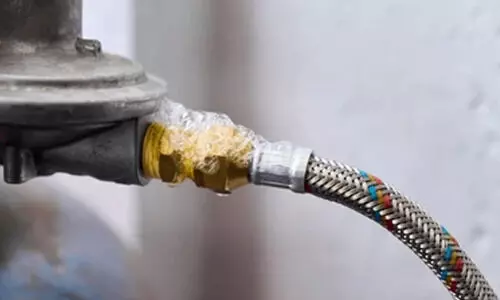 ഗ്യാ​സ് സി​ലി​ണ്ട​ർ ലീ​ക്കാ​യി, വീ​ട്ടു​കാ​ർ വീ​ടു​പൂ​ട്ടി പു​റ​ത്തേ​ക്കോ​ടി; ഒ​ഴി​വാ​യ​ത് വ​ൻ അ​പ​ക​ടം