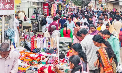 ഓണത്തിരക്കിൽ വിപണി; തിമിർപ്പിൽ നാട്