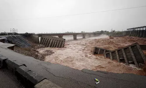 മണ്ണിടിച്ചിലും വെള്ളപ്പൊക്കവും ജമ്മു കശ്മീരിലെ പ്രധാന റോഡുകൾ അടച്ചു