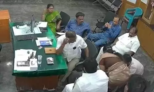 തമിഴ്നാട്ടിൽ ദലിത് ജീവനക്കാരനെ ഡി.എം.കെ കൗൺസിലറുടെ കാലിൽ വീണ് മാപ്പ് പറയിപ്പിച്ചതായി പരാതി