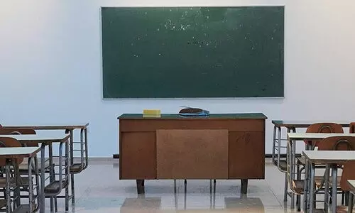 കുട്ടികളെക്കൊണ്ട് കാലിൽ മസാജ് ചെയ്യിപ്പിച്ചു; പ്രധാനാധ്യാപികക്ക് സ്ഥലംമാറ്റം