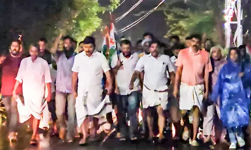 പൊലീസ്​ മർദനം; എസ്‌.ഐയുടെ വീട്ടിലേക്ക്​ കോൺഗ്രസ് മാർച്ച്​
