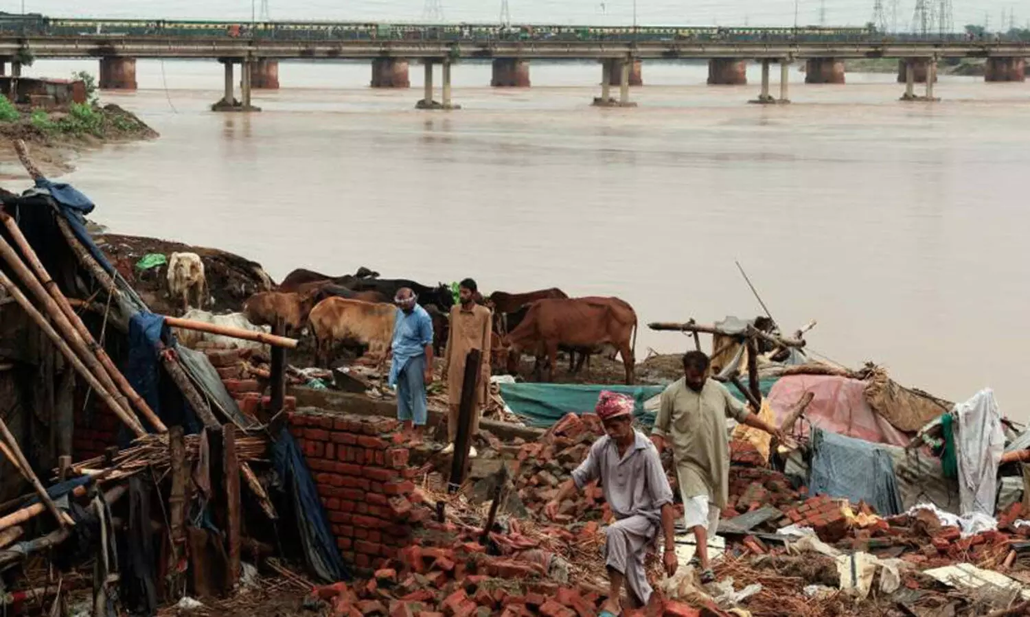 ഹിമാലയത്തിൽ കനത്ത മഴ: അതിർത്തി ഗ്രാമങ്ങൾ വെള്ളത്തിനടിയിൽ; ഇന്ത്യയിലും പാകിസ്താനിലുമായി മരിച്ചത് 1,000ത്തിലേറെ പേർ