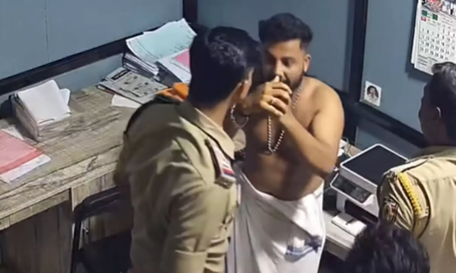 ‘കാമറ ഇല്ലാത്തിടത്ത് വെച്ച് അതിനേക്കാൾ ക്രൂരമായി എന്നെ മർദിച്ചു, കേസൊതുക്കാൻ പൊലീസുകാര്‍ 20 ലക്ഷം രൂപ ഓഫർ ചെയ്തു’