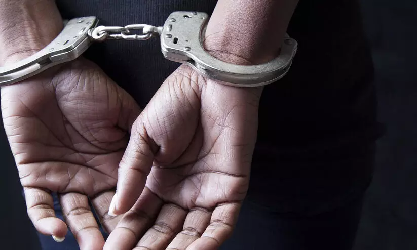 21 കോടിയുടെ മയക്കുമരുന്നുമായി മലയാളികളുൾപ്പെടെ ആറുപേർ അറസ്റ്റിൽ 21 കോടിയുടെ മയക്കുമരുന്നുമായി മലയാളികളുൾപ്പെടെ ആറുപേർ അറസ്റ്റിൽ