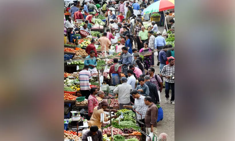ഓ​ണ​സ​ദ്യ​യി​ൽ സാ​മ്പാ​റും അ​വി​യ​ലും പൊ​ള്ളും; കു​തി​ച്ചു​യ​ർ​ന്ന് പ​ച്ച​ക്ക​റി വി​ല