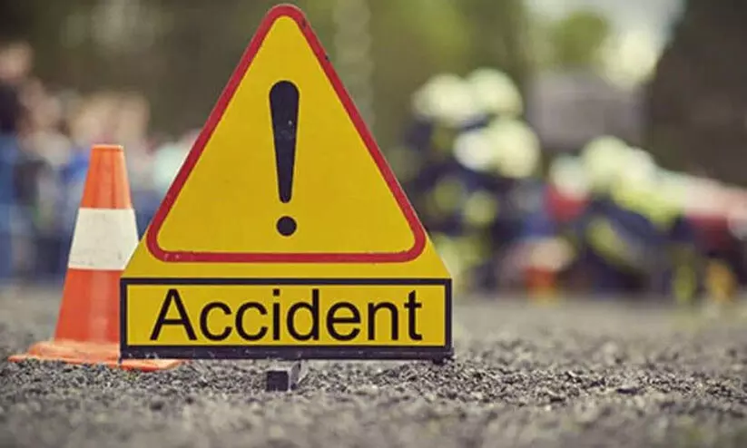 ഗോതമ്പ് കയറ്റിയ ലോറി മറിഞ്ഞ് ലക്ഷങ്ങളുടെ നഷ്ടം ഗോതമ്പ് കയറ്റിയ ലോറി മറിഞ്ഞ് ലക്ഷങ്ങളുടെ നഷ്ടം