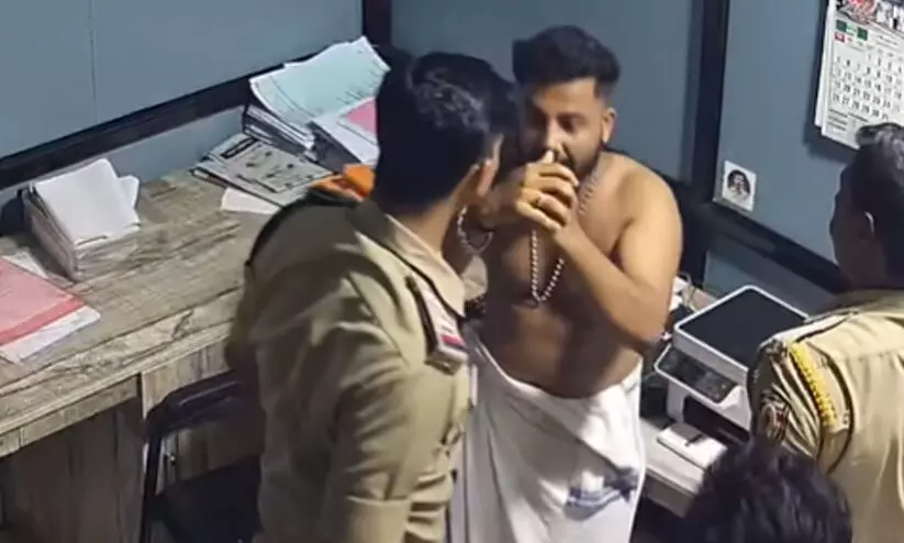 ‘കാമറ ഇല്ലാത്തിടത്ത് വെച്ച് അതിനേക്കാൾ ക്രൂരമായി എന്നെ മർദിച്ചു, കേസൊതുക്കാൻ പൊലീസുകാര്‍ 20 ലക്ഷം രൂപ ഓഫർ ചെയ്തു’