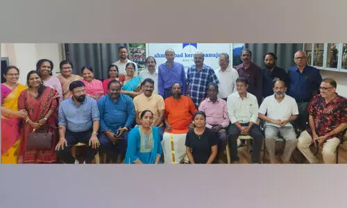 വി​ദ്യാ​ധ​ര​ൻ മാ​സ്റ്റ​റെ സം​ഗീ​ത പു​ര​സ്‌​കാ​രം ന​ൽ​കി ആ​ദ​രി​ച്ചു