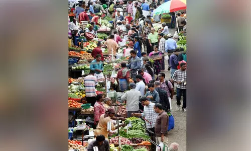 ഓ​ണ​സ​ദ്യ​യി​ൽ സാ​മ്പാ​റും അ​വി​യ​ലും പൊ​ള്ളും; കു​തി​ച്ചു​യ​ർ​ന്ന് പ​ച്ച​ക്ക​റി വി​ല